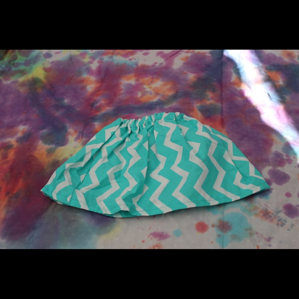 Blue and white vertical chevron